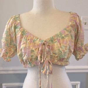 LIKE NEW PASTEL FLORAL TIE RUFFLE SLEEVE CROP TOP - SIZE S